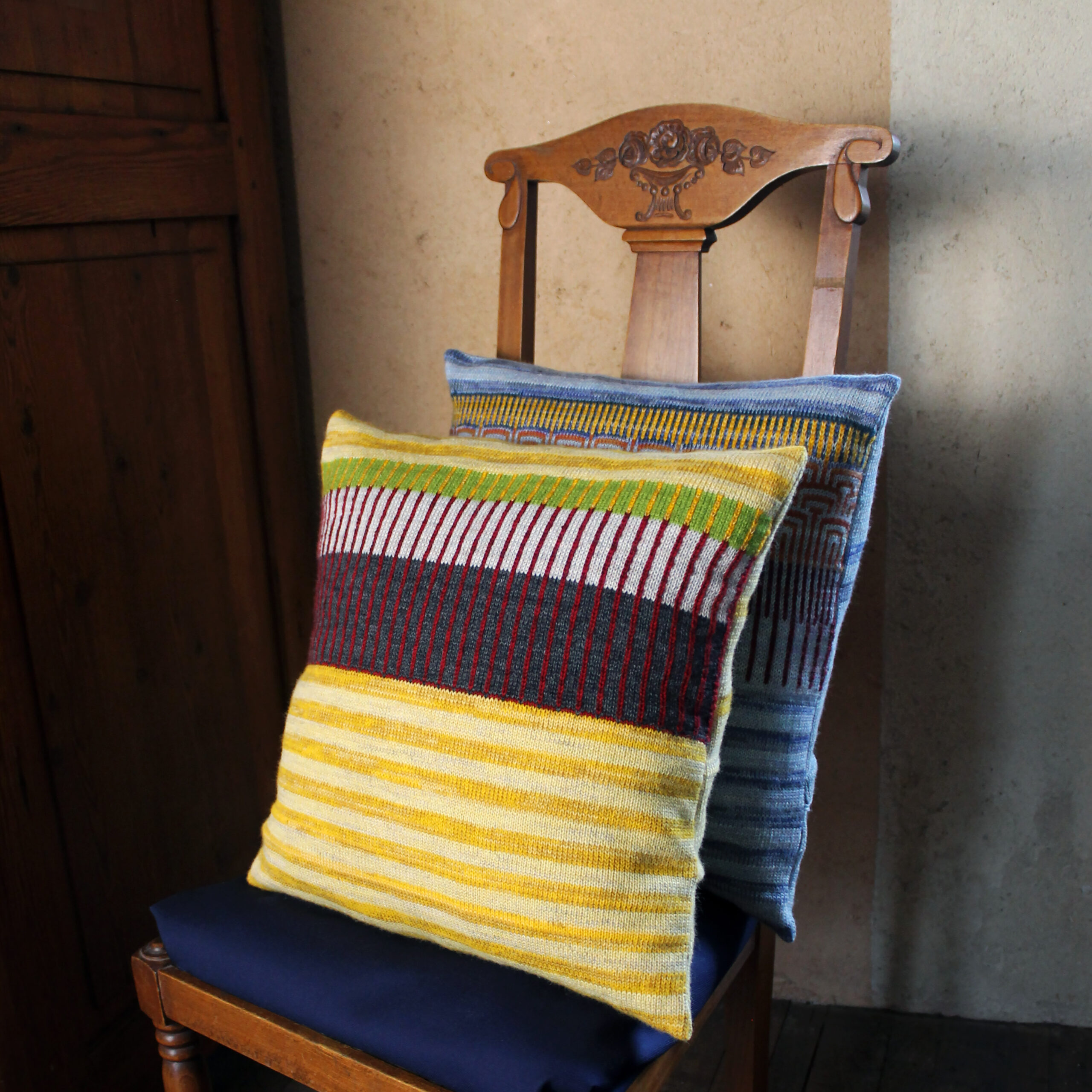 Coussin tricoté en jacquard et rayures jaunes pour décoration éthique. Collection Fair Isle, format standard carré déhoussable en maille, laine bretonne