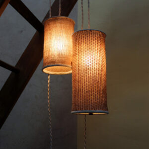 Lampe d'appoint baladeuse à suspendre en maille, tricot de laine. Suspension design artisanale et fait main.