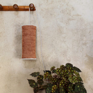 Lampe d'appoint baladeuse à suspendre en maille, tricot de laine. Suspension design artisanale et fait main.