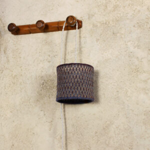 Lampe d'appoint baladeuse à suspendre en maille, tricot de laine. Suspension design artisanale et fait main.