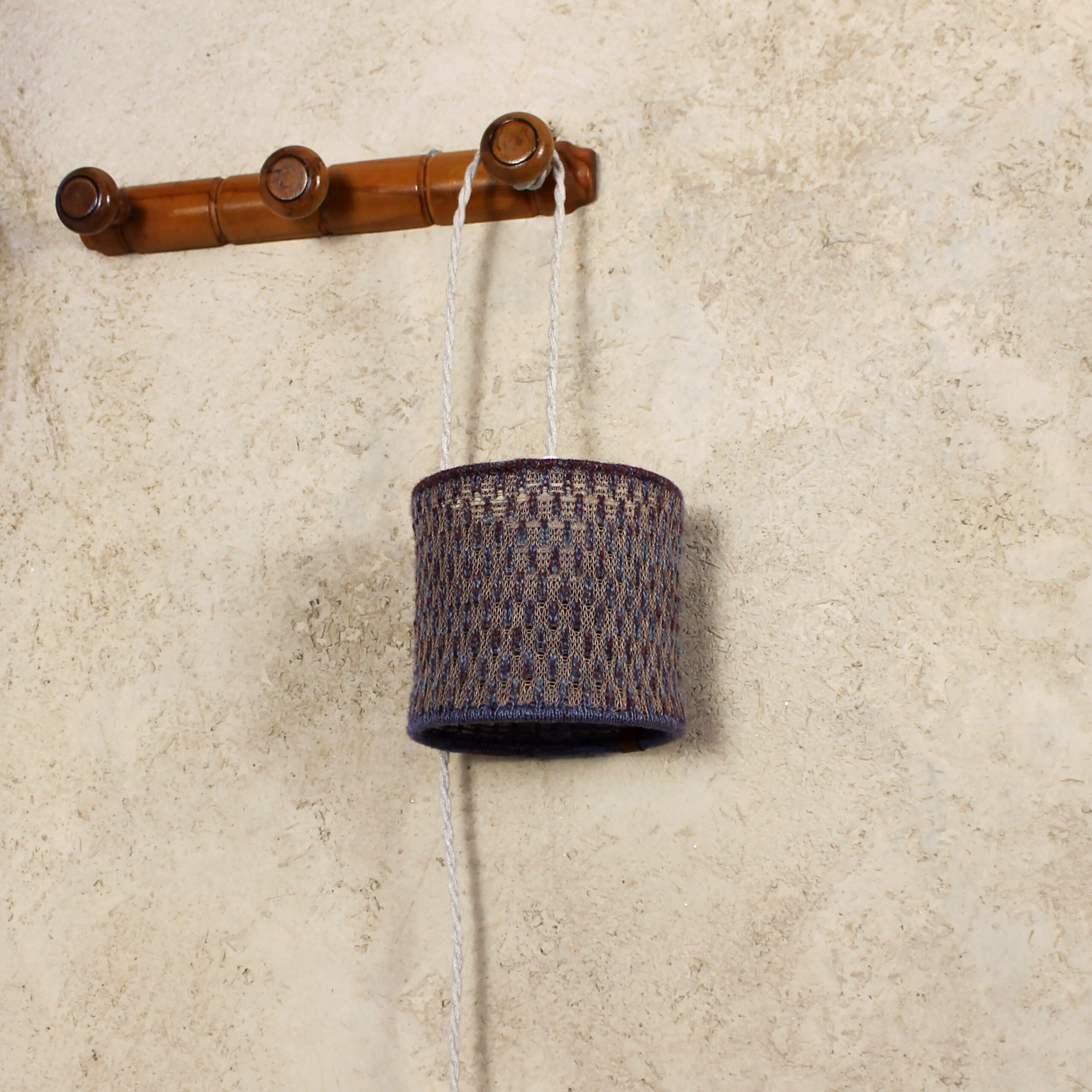 Lampe d'appoint baladeuse à suspendre en maille, tricot de laine. Suspension design artisanale et fait main.