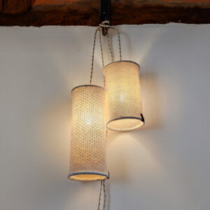 Lampe d'appoint baladeuse à suspendre en maille, tricot de laine. Suspension design artisanale et fait main.