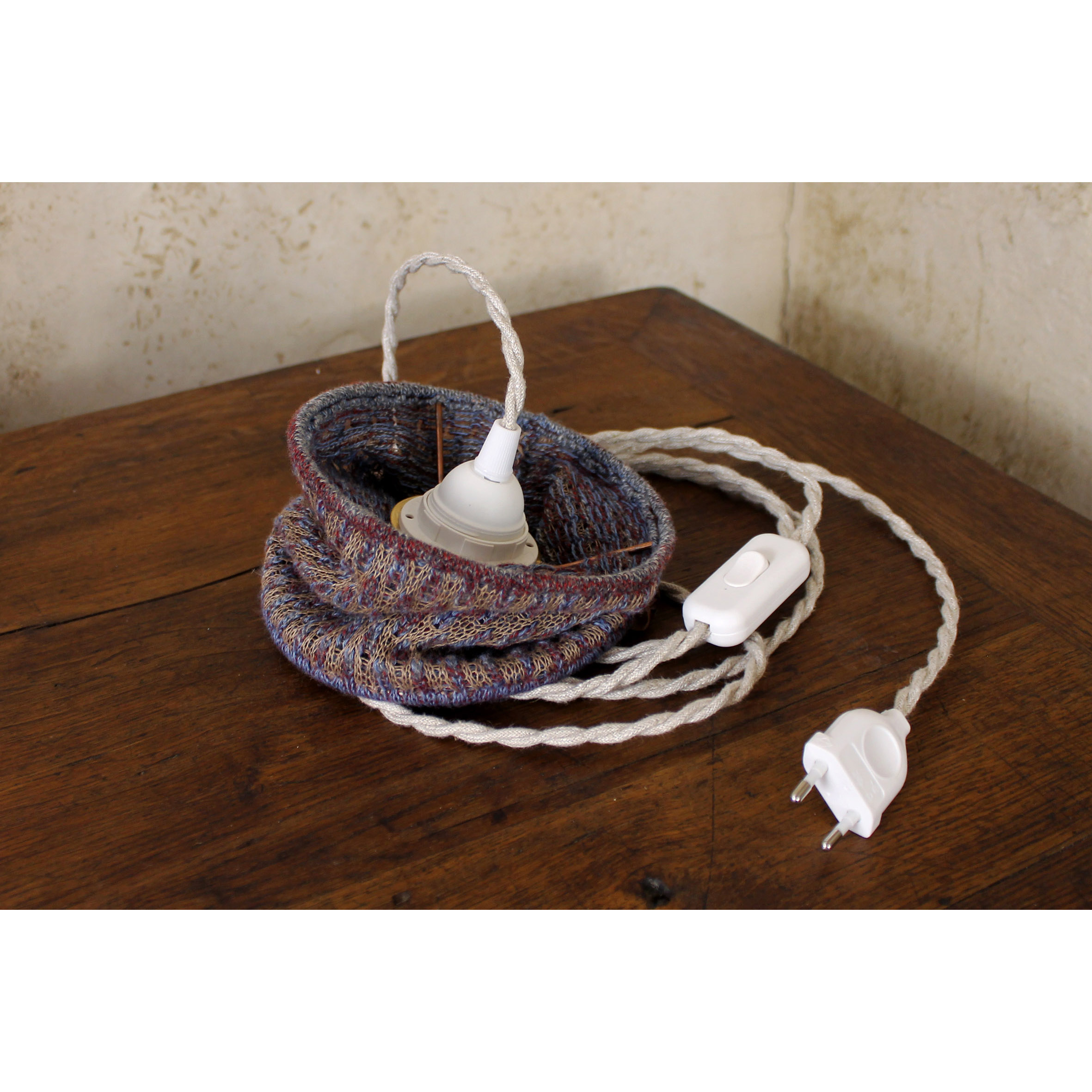 Lampe d'appoint baladeuse à suspendre en maille, tricot de laine. Suspension design artisanale et fait main.