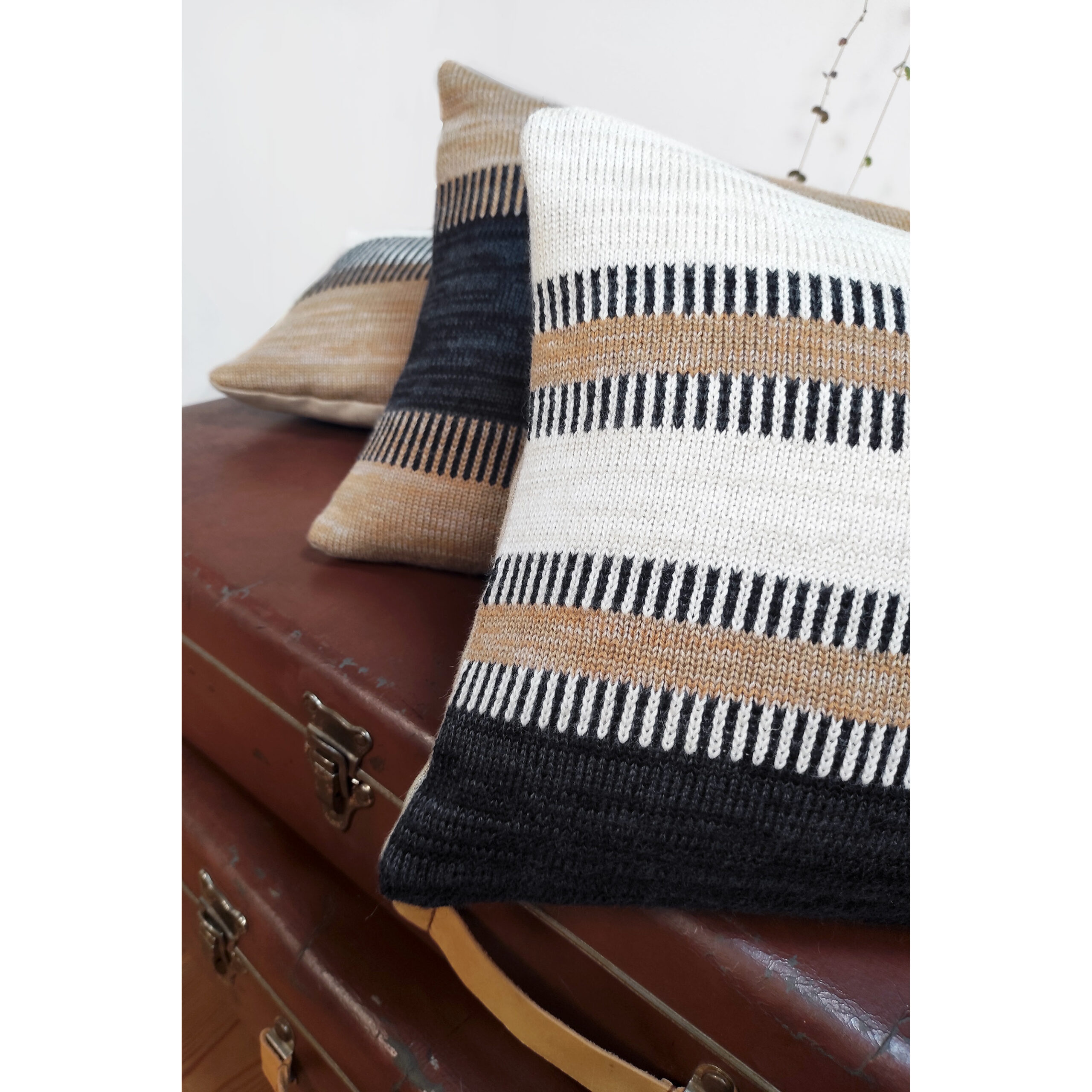 Détail d'un coussin rayé de décoration design. Collection Dé-lignes, format standard rectangulaire en maille tricoté. Composition en laine bretonne et lin français