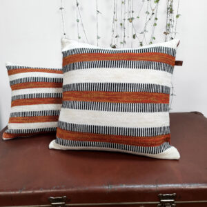 Coussin rayé de décoration design. Collection Dé-lignes, format standard carré en maille tricotée, laine bretonne et lin français