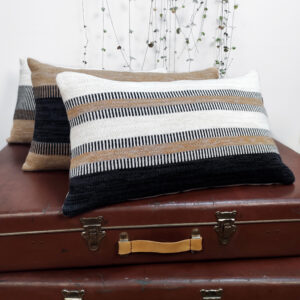 Coussin rayé de décoration design. Collection Dé-lignes, format standard rectangulaire en maille tricotée, laine bretonne et lin français