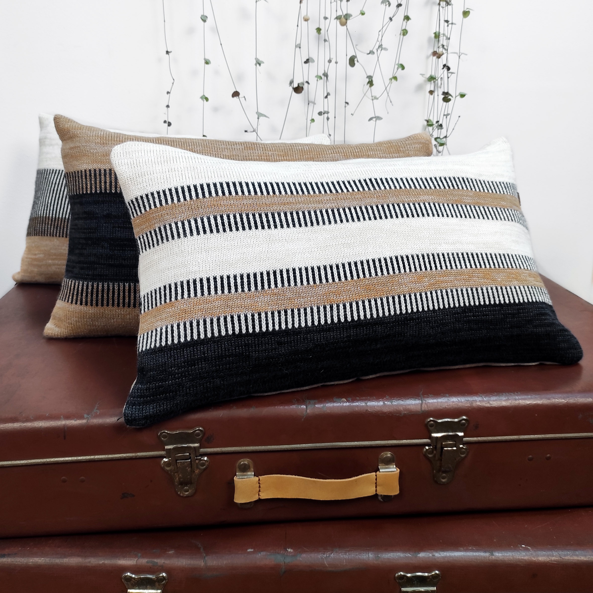 Coussin rayé de décoration design. Collection Dé-lignes, format standard rectangulaire en maille tricotée, laine bretonne et lin français