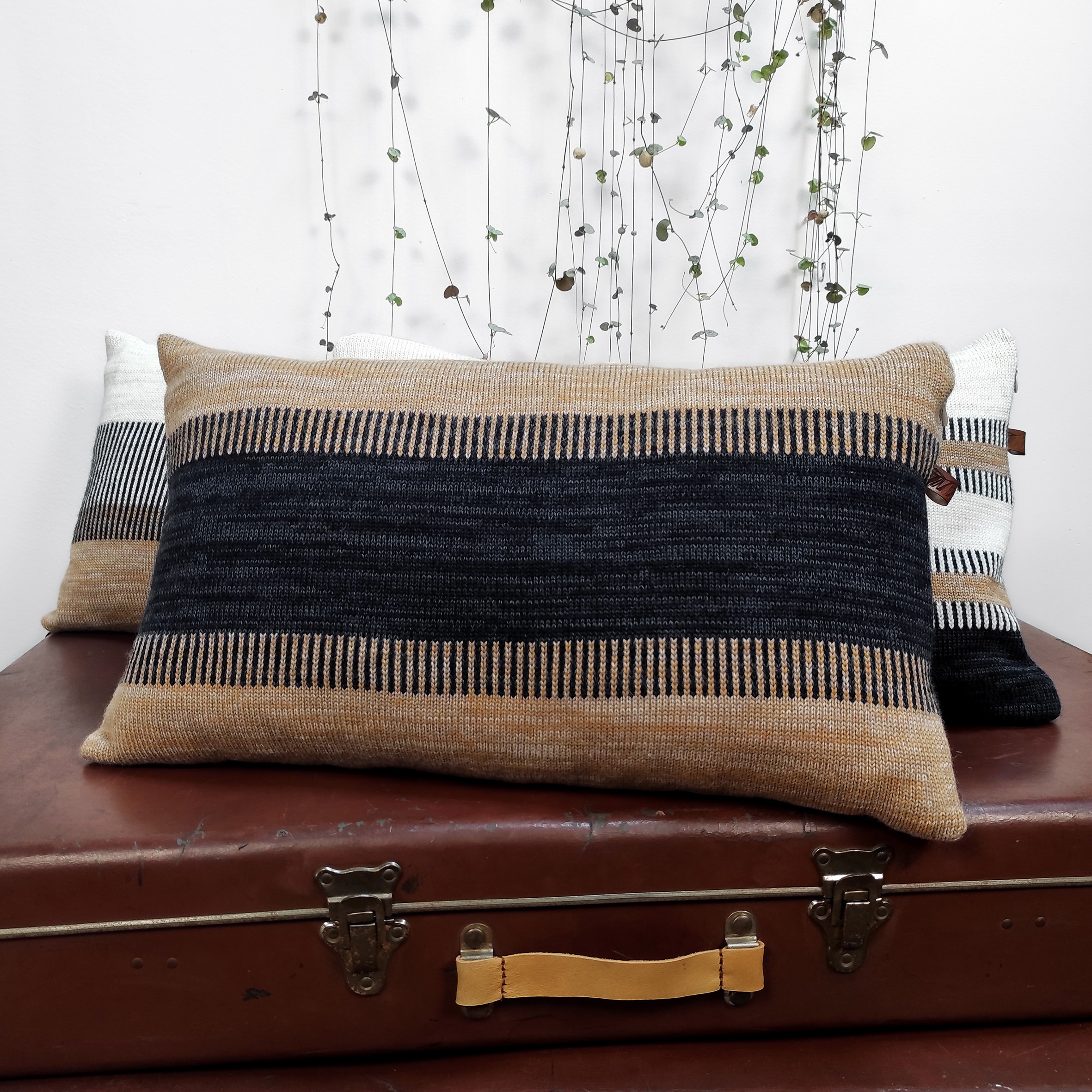 Coussin rayé de décoration design. Collection Dé-lignes, format standard rectangulaire en maille tricotée, laine bretonne et lin français