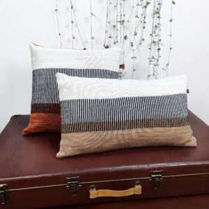 Coussin rayé de décoration design. Collection Dé-lignes, format standard rectangulaire en maille tricotée, laine bretonne et lin français