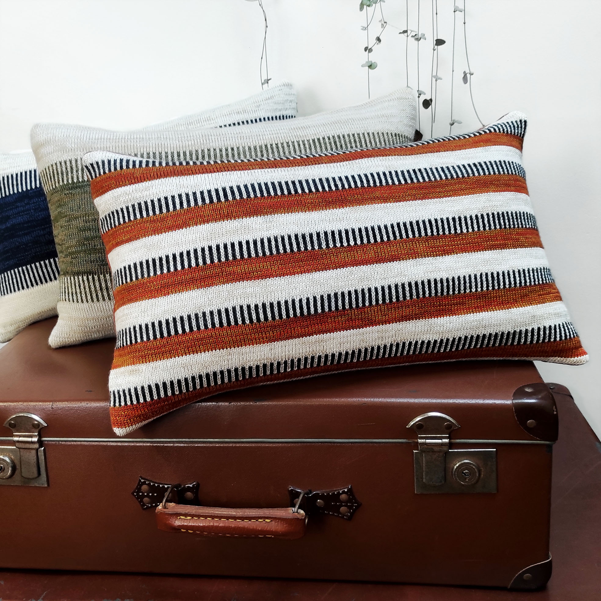 Coussin rayé de décoration design. Collection Dé-lignes, format standard rectangulaire en maille tricotée, laine bretonne et lin français