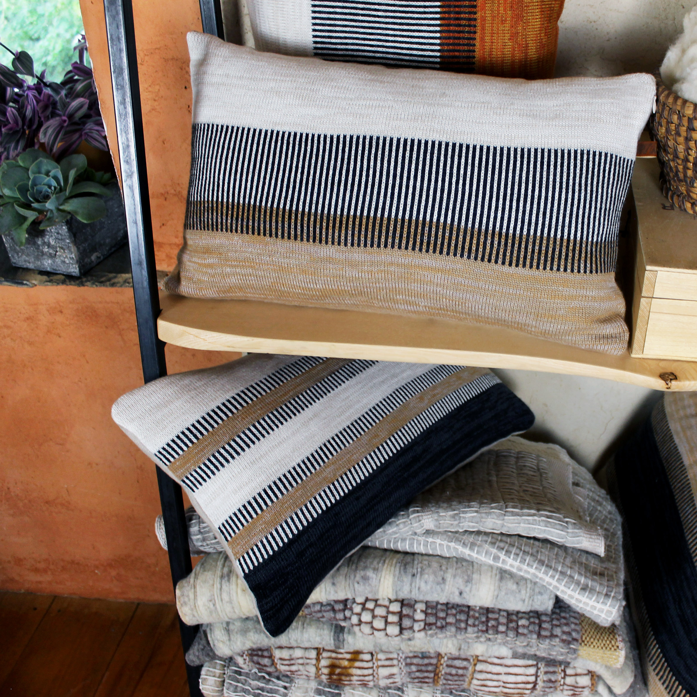 Dé-lignes . coussin rectangulaire // tricot laine & lin – Image 5