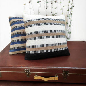Coussin rayé de décoration design. Collection Dé-lignes, format standard carré déhoussable en maille tricotée, laine bretonne et lin français