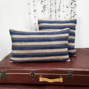 Coussin rayé de décoration design. Collection Dé-lignes, format standard rectangulaire en maille tricotée, laine bretonne et lin français