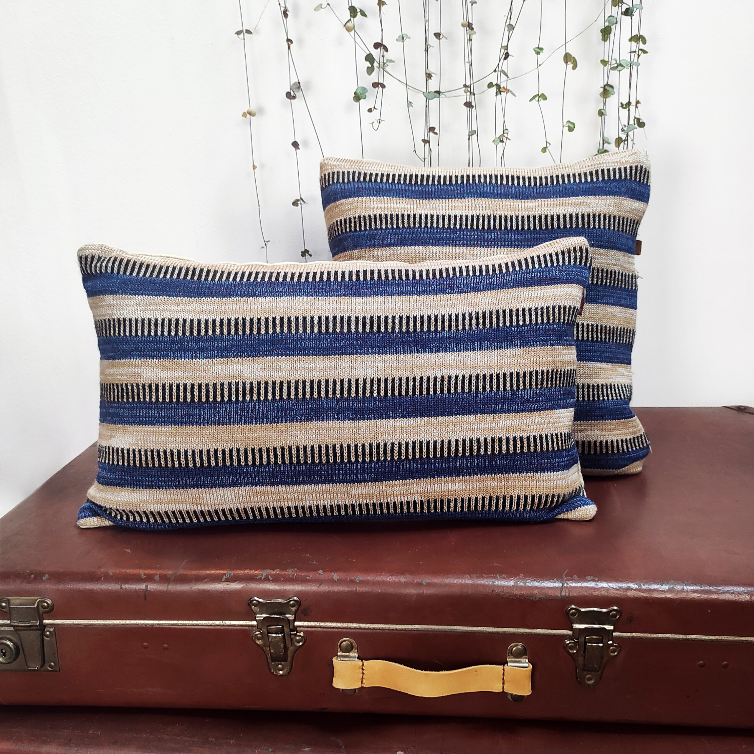 Coussin rayé de décoration design. Collection Dé-lignes, format standard rectangulaire en maille tricotée, laine bretonne et lin français