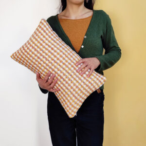 Coussin à carreaux pour décoration intérieur. Collection vichy, format standard rectangulaire en maille tricotée, laine bretonne et lin français