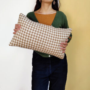 Coussin à carreaux pour décoration intérieur. Collection vichy, format standard rectangulaire en maille tricotée, laine bretonne et lin français