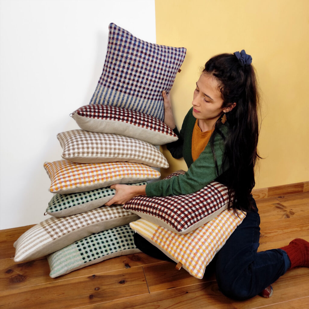 Mona-Louise Gillet designer maille créatrice de RIZOM Atelier Textile collection coussin tricot vichy