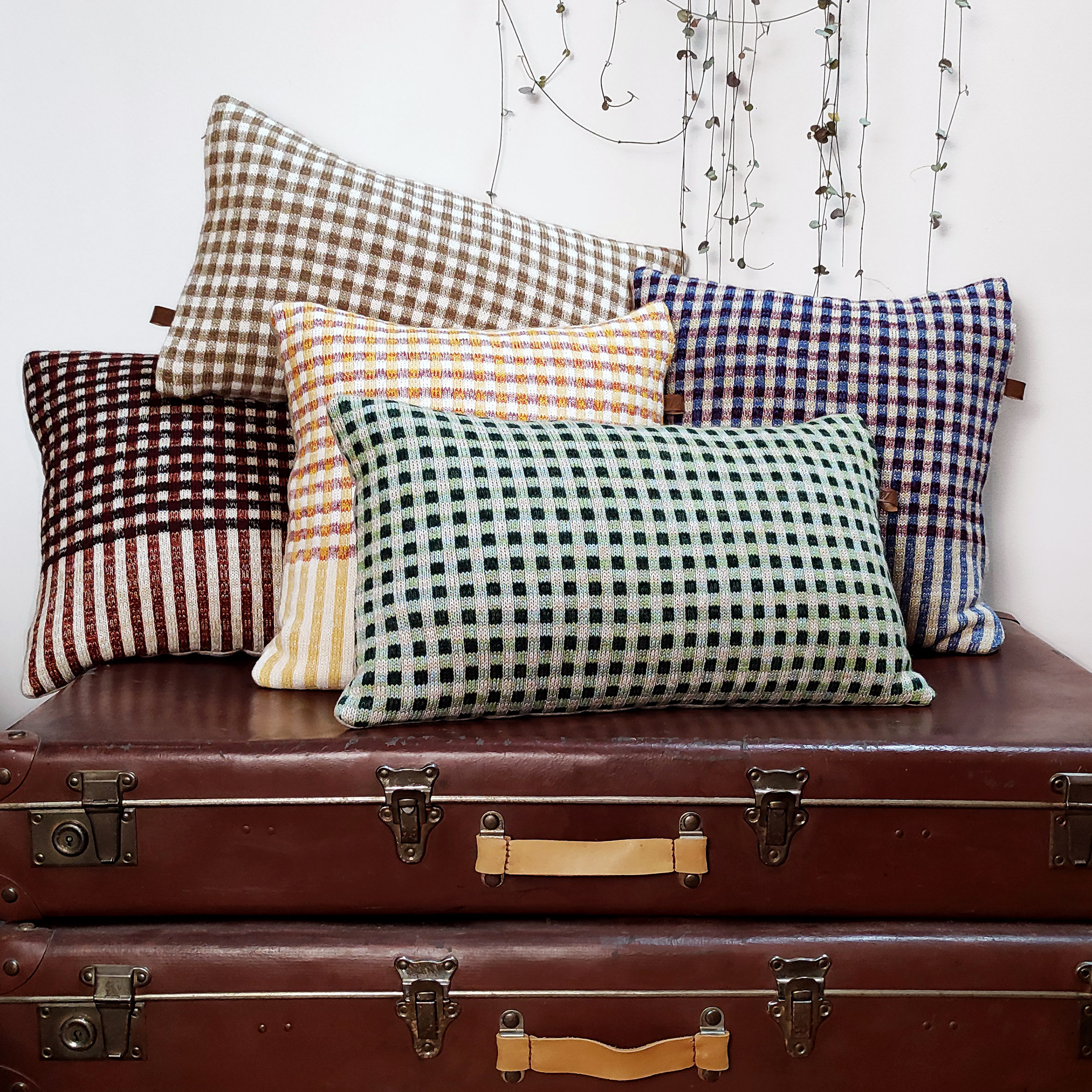 Collection de coussins vichy tricotés en laine et lin, déhoussables carrés et rectangulaires. Rizom atelier textile