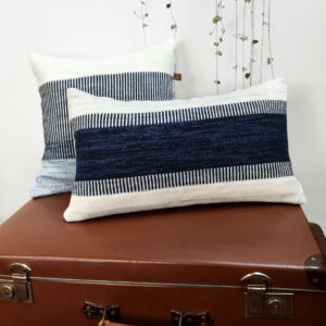 Coussin rayé de décoration design. Collection Dé-lignes, format standard rectangulaire en maille tricotée, laine bretonne et lin français
