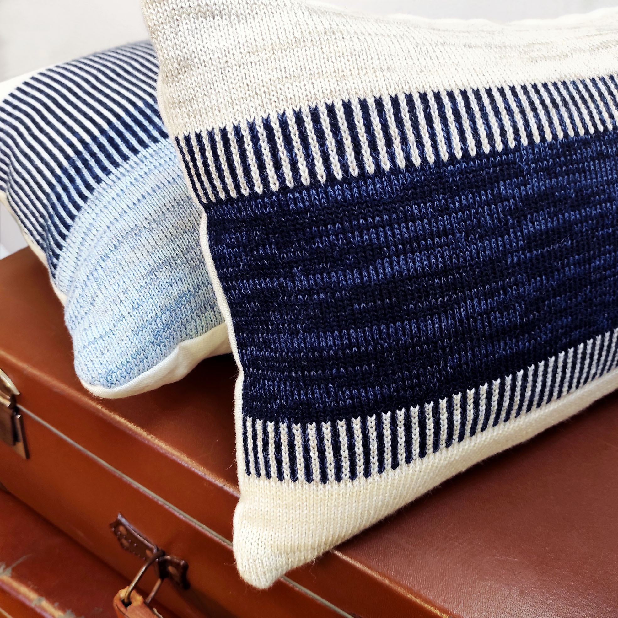Dé-lignes . coussin rectangulaire // tricot laine & lin – Image 2