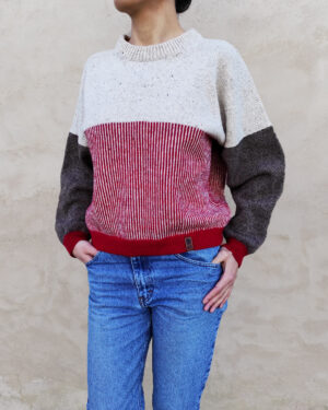 Pull pasou vue de face. Pull en laine mérinos tricoté de manière éco-responsable en Bretagne par RIZOM. Coupe femme oversize.