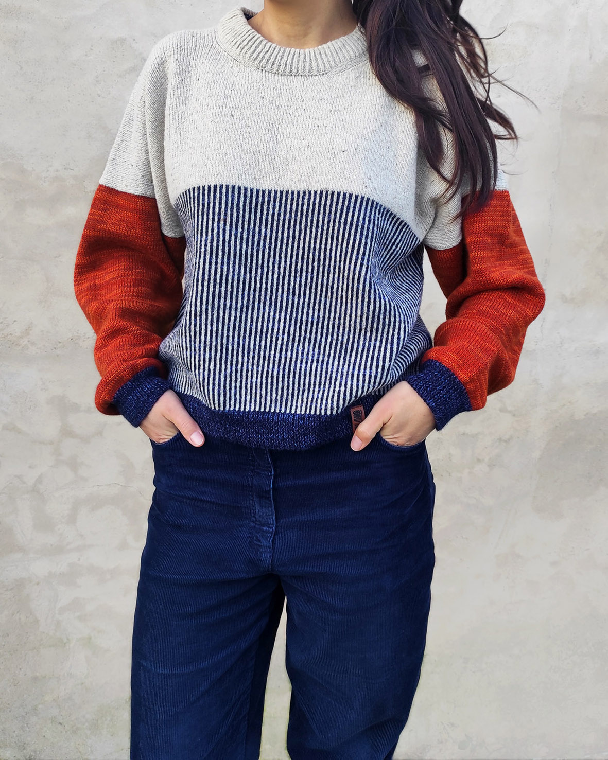 Pull Pasou tricoté en Bretagne, modèle original RIZOM Atelier Textile en mérinos français et laines de réemploi. Vue de Face.
