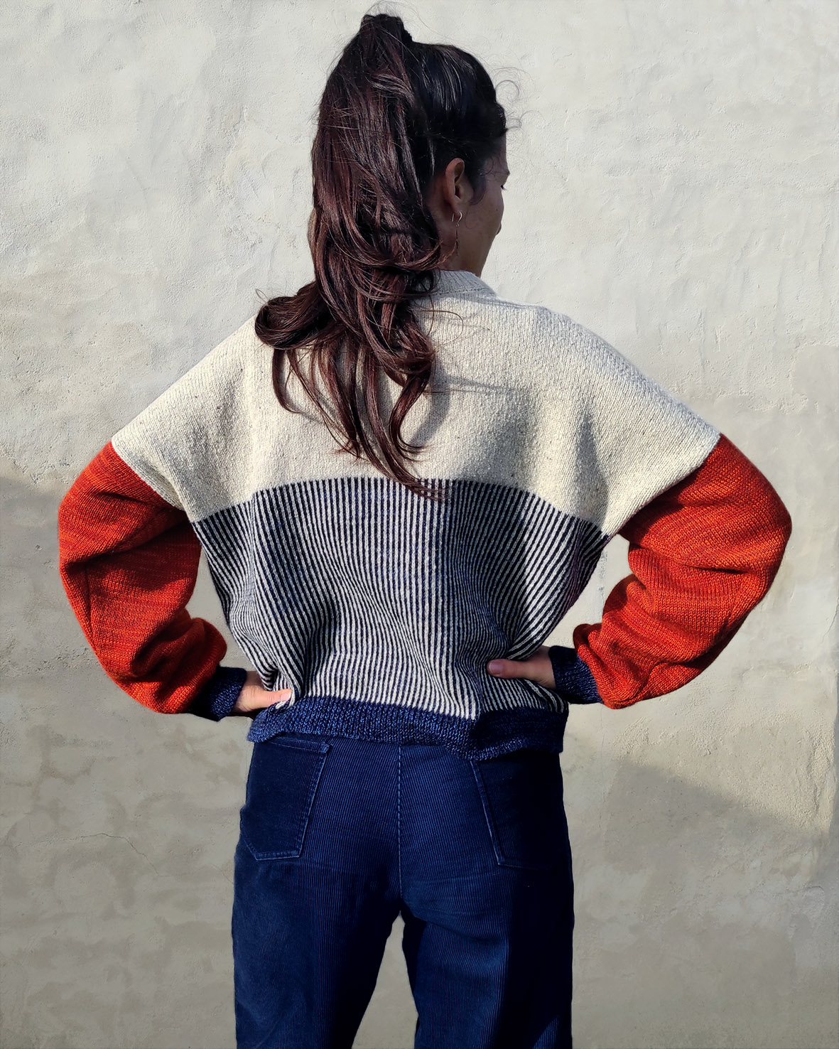 Pull Pasou tricoté en Bretagne, modèle original RIZOM Atelier Textile en mérinos français et laines de réemploi. Vue de dos.