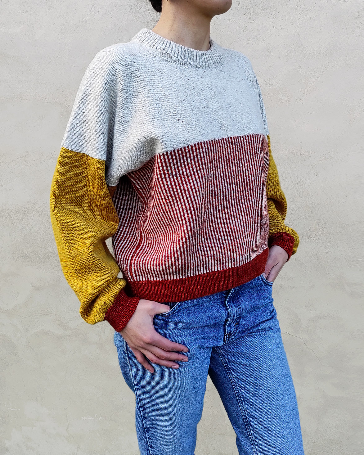 Pull Pasou tricoté main en Bretagne par RIZOM Atelier Textile en mérinos français et laines de réemploi. Vue de profil.