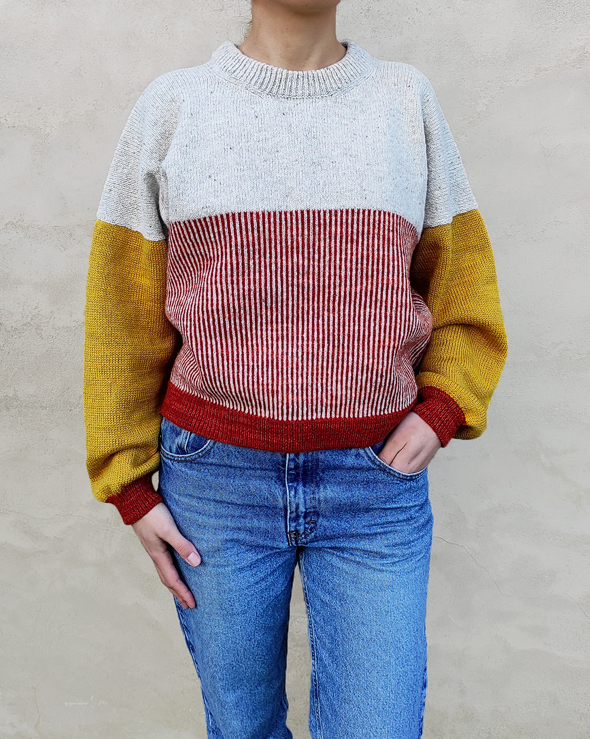Pull Pasou tricoté en maille, mérinos français et laines de seconde main. Un modèle RIZOM Atelier Textile en Bretagne. Vue de face.