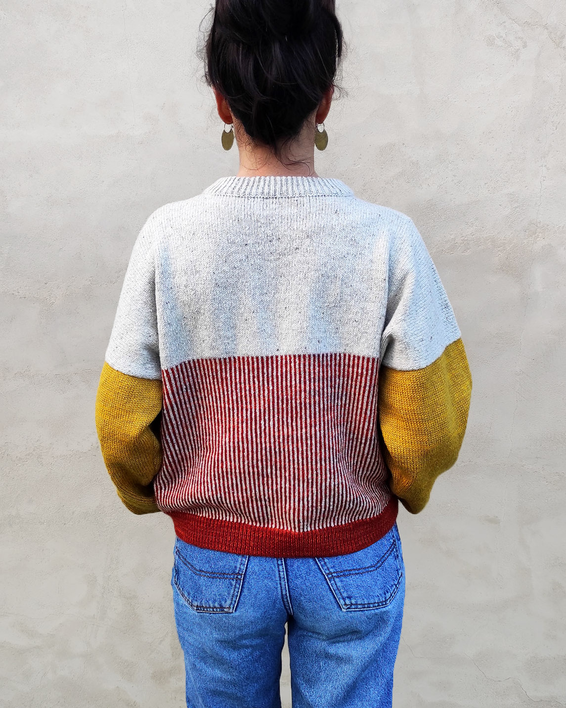 Pull pasou vue de dos. Pull en laine mérinos française tricoté par RIZOM. Coupe femme ample oversize.