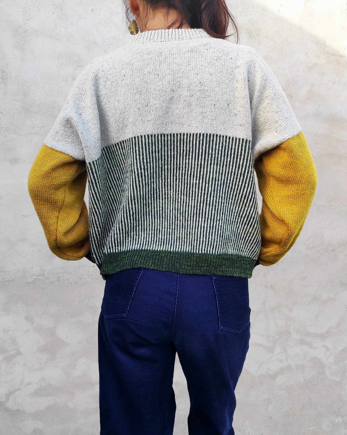 Pull Pasou tricoté en laine française et fils de réemploi. Un modèle original RIZOM Atelier Textile. Vue de dos.